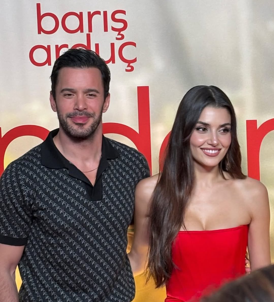 Barış Arduç ve Hande Erçel, Disney+'ın yeni dizisi #AşkıHatırla’nın Köln galasında.
