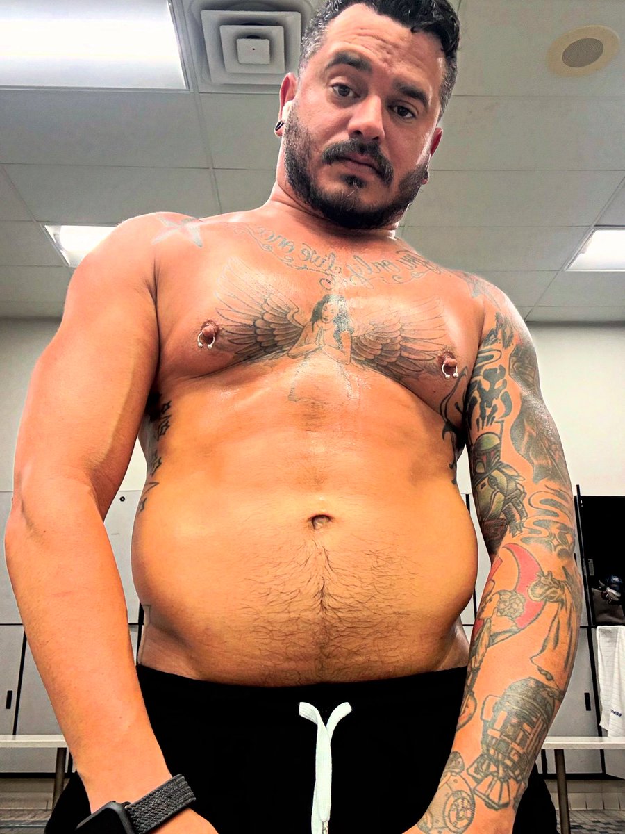 behrchaser's tweet photo. Shirtless again? Groundbreaking..
#gaybeardedmen #gaybeard #gayswithink #musclecubintraining #fatpack #gaynerdswithbeards #guyswithtattoos #bearscubsandbeards #bearweek365 #bearscubsandscruff #musclebear #musclepup #instagay #beardporn #beardsofinstagram #thicc #gaynerd #gainz https://t.co/uRSkawRz7x