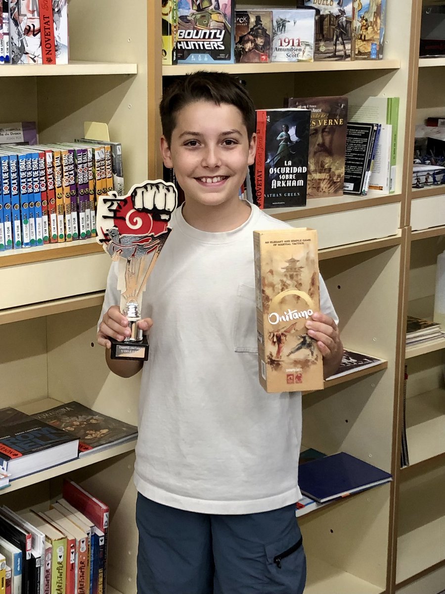 BIBimroig's tweet photo. Després d’una hora de partida en Rodrigo s’ha endut el torneig d’Onitama en una final llarga i molt disputada on s’ha guanyat per la mínima!

L’enhorabona, Rodrigo 🏆

#BibliotecaEscolar https://t.co/tSiLi3UB1N
