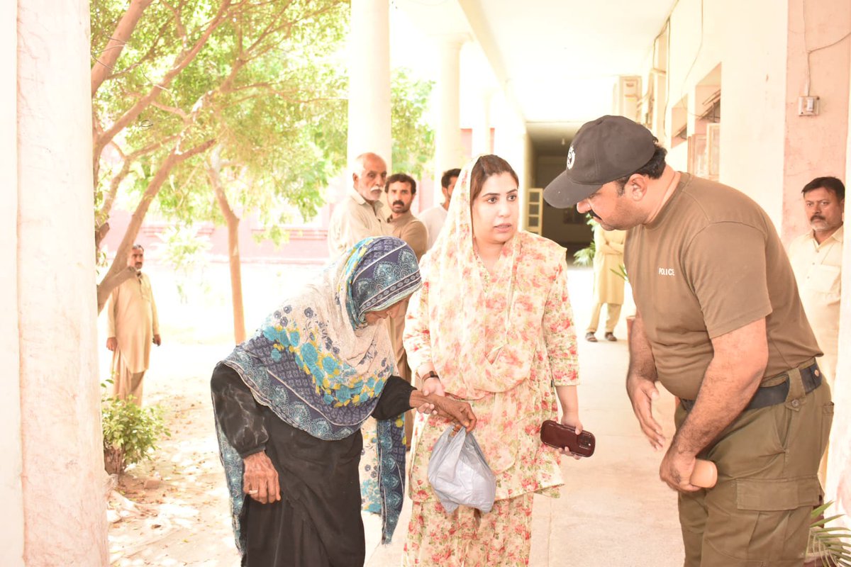 Deputy Commissioner Layyah (@dclayyah0606) on Twitter photo ڈپٹی کمشنر لیہ امیرابیدار اپنے دفتر میں آئی بزرگ خاتون شہری کا مسئلہ سن رہی ہیں۔ اس موقع پر انہوں نے فوری طور پر مسئلہ کو حل کرنے کی ہدایات جاری کیں
<a href="/MaryamNSharif/">Maryam Nawaz Sharif</a> <a href="/CS_Punjab/">Chief Secretary Punjab</a> <a href="/Division_dgk/">Commissioner D.G.Khan Division</a> ڈپٹی کمشنر لیہ امیرابیدار اپنے دفتر میں آئی بزرگ خاتون شہری کا مسئلہ سن رہی ہیں۔ اس موقع پر انہوں نے فوری طور پر مسئلہ کو حل کرنے کی ہدایات جاری کیں
<a href="/MaryamNSharif/">Maryam Nawaz Sharif</a> <a href="/CS_Punjab/">Chief Secretary Punjab</a> <a href="/Division_dgk/">Commissioner D.G.Khan Division</a>