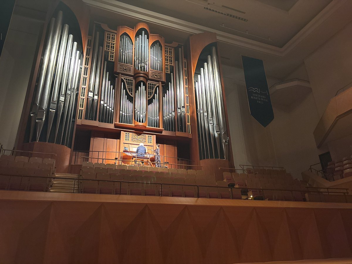 #横浜みなとみらい大ホール での #鈴木雅明オルガンリサイタル 終演いたしました✨✨雅明さん、リサイタルおめでとう御座います㊗️怪我からの完全復活❗️終演後は沢山のオルガニストが雅明さんの元へ…🌹全員でのお写真いただく前なので、コラール隊だけですが…😘無事に終わってほっ💨がんばりました💯