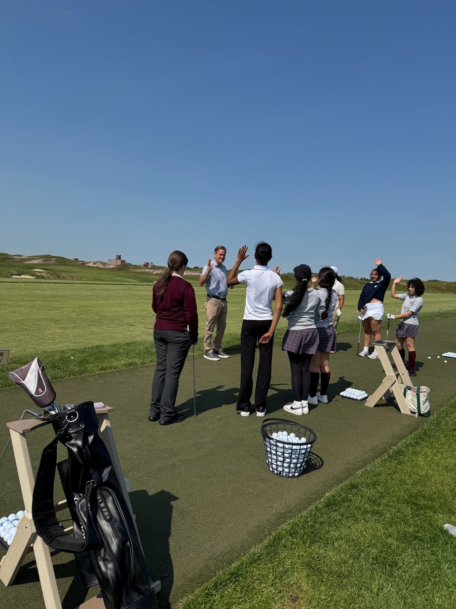 BallysBronx's tweet image. Welcome to the range, @PrestonHSNY Golf Club! Thrilled to host your very first practice at Bally’s Bronx and watch these student-athletes launch their first drives.