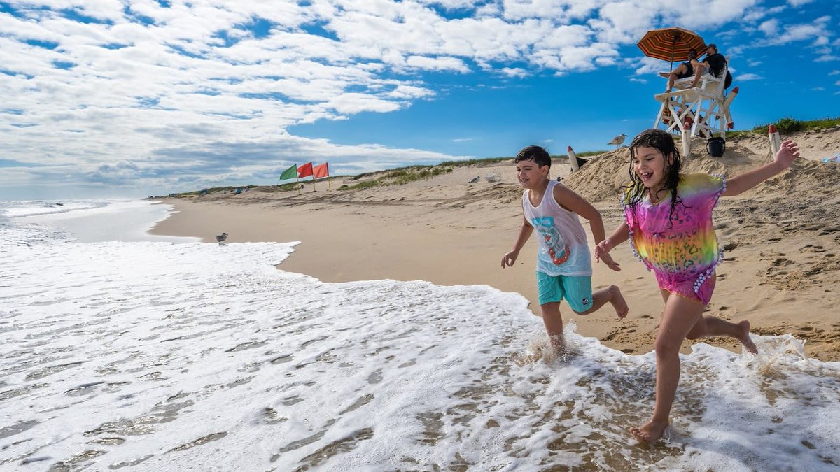 ILMairport's tweet photo. Big Apple access without the big airport stress. ๐๐ฝ๐ Fly nonstop to @LIMacArthur on @AveloAir (now) or @BreezeAirways (starting 10/2)!
Easy in, easy outโand just a quick train ride to NYC. Beaches, bagels, Broadway? Yes, please! ๐๏ธ๐ฅฏ๐ญ #FlyILM
๐ธ @I_LOVE_NY https://t.co/rKz1AsLQ7o
