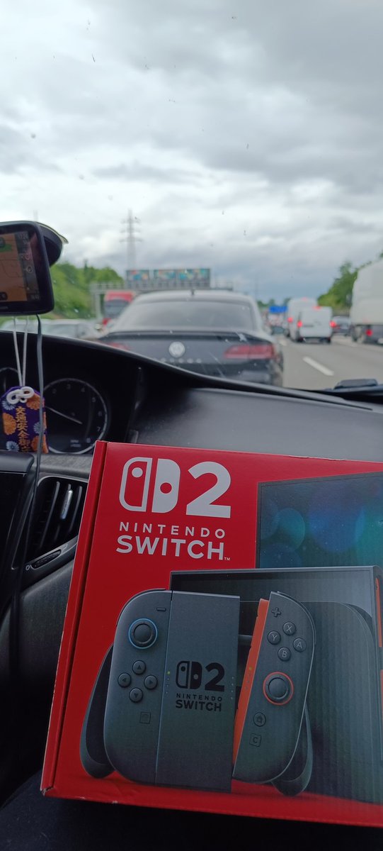 Jannyaaaa's tweet image. Omw to Dokomi, but the traffic jam is so long that we just decided to unpack the new switch >.>