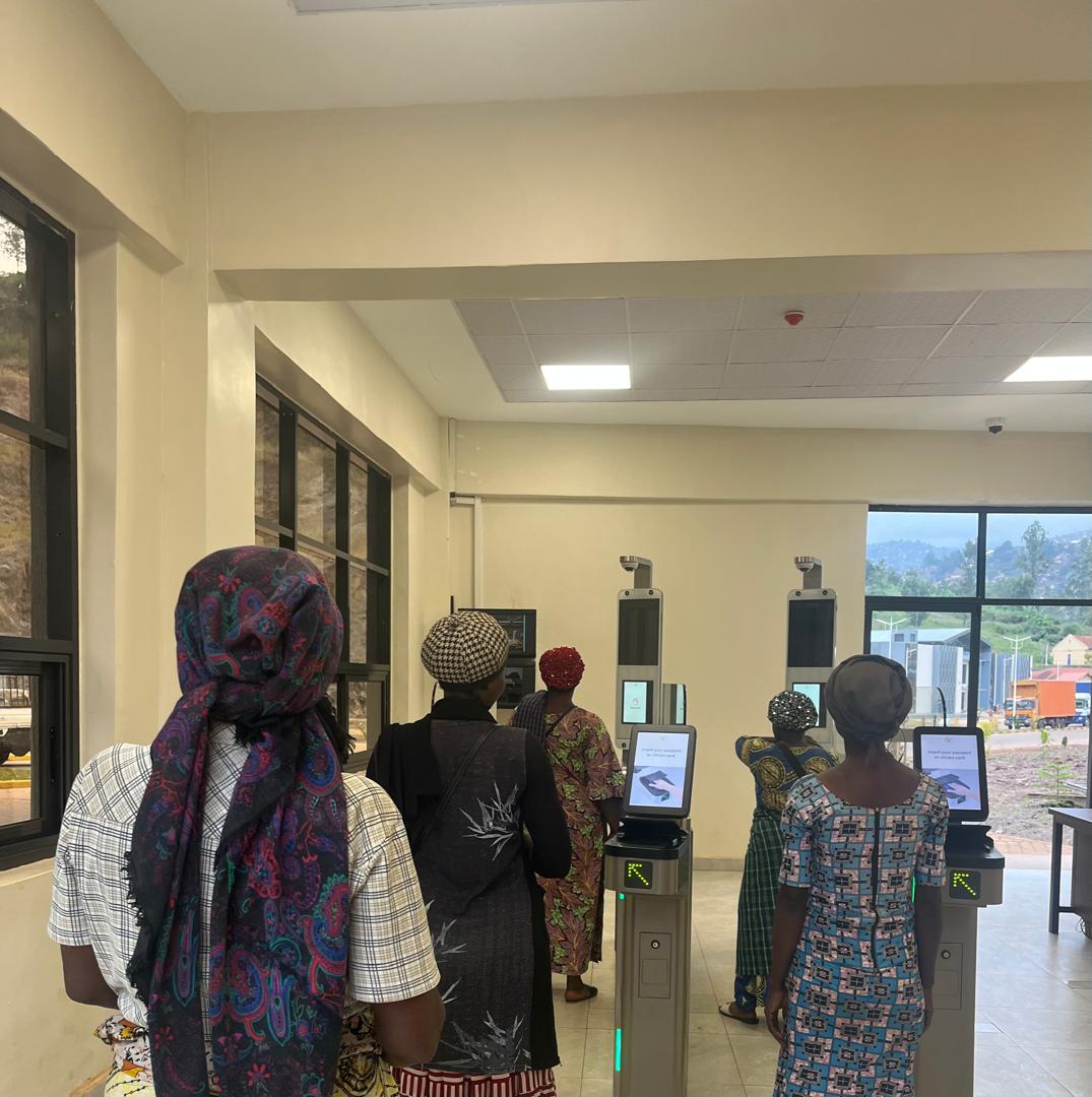 Rwandamigration's tweet image. The newly completed Rusizi II OSBP will boost cross-border socio-economic activities between 🇷🇼and the 🇨🇩. The introduction of e-gate services will expedite clearance processes, significantly reducing wait times for travelers using passports, laissez-passer, or national ID cards.