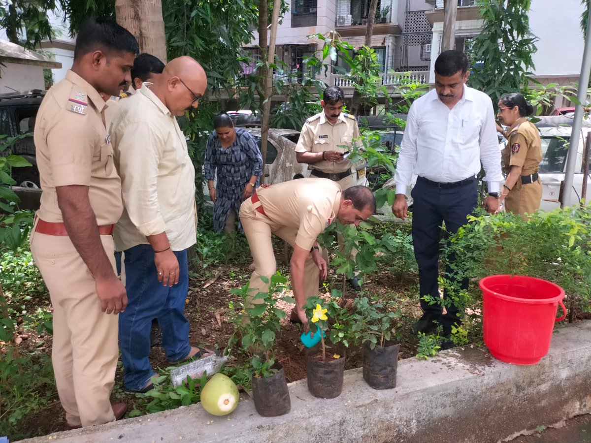 आज ५ जुन रोजी जागतिक पर्यावरण दिन या निमित्ताने चारकोप पोलीस ठाणे आवारामध्ये वरिष्ठ पोलीस निरीक्षक विनायक चव्हाण  तसेच पोलीस ठाण्यातील इतर अधिकारी व कर्मचारी यांच्या हस्ते विविध वृक्षांची लागवड करण्यात आली.