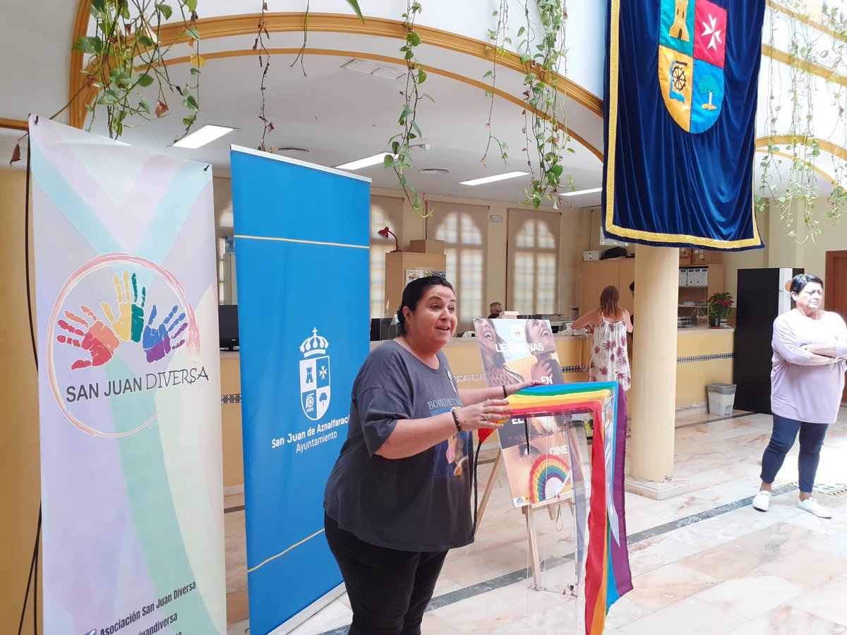 Hoy hemos asistido a la inauguración de la exposición "Lesbianas en el cine" en el Ayuntamiento de San Juan de Aznalfarache. Una muy buena forma de dar visibilidad a historias de  mujeres del colectivo que han pasado por la gran pantalla 🏳️‍🌈🏳‍⚧
#orgullodepueblo #sanjuandiversa