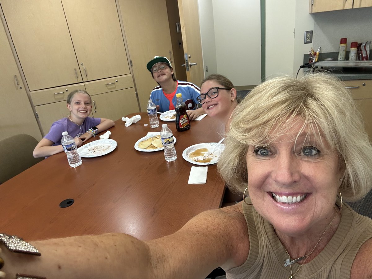 Pancakes with the principal  🥞⁦<a href="/PalmyraSchools/">Palmyra Area SD</a>⁩ #ROARwinner #ThisIs🌲