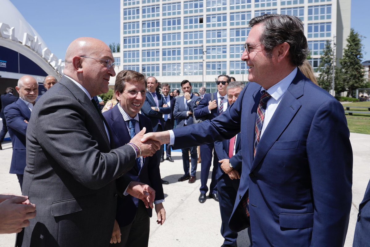 José Luis Martínez-Almeida (@almeidapp_) on Twitter photo Madrid apuesta por el emprendimiento, la inversión y la calidad de vida con vocación de servicio a toda España.
Recibimos el reconocimiento institucional de los Premios <a href="/CEOEValladolid/">CEOE Valladolid</a> , símbolo de la unión entre dos ciudades llamadas a caminar juntas. Madrid apuesta por el emprendimiento, la inversión y la calidad de vida con vocación de servicio a toda España.
Recibimos el reconocimiento institucional de los Premios <a href="/CEOEValladolid/">CEOE Valladolid</a> , símbolo de la unión entre dos ciudades llamadas a caminar juntas.