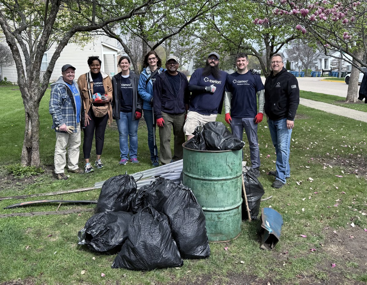 ComEd's tweet image. This #WorldEnvironmentDay, we’re highlighting 60 of our ComEd volunteers who got together to clean up and beautify four different sections of the Illinois prairie path. 🌳🧹 On #EarthDay our volunteers set out to clean and clear 60+ miles of prairie path at four different