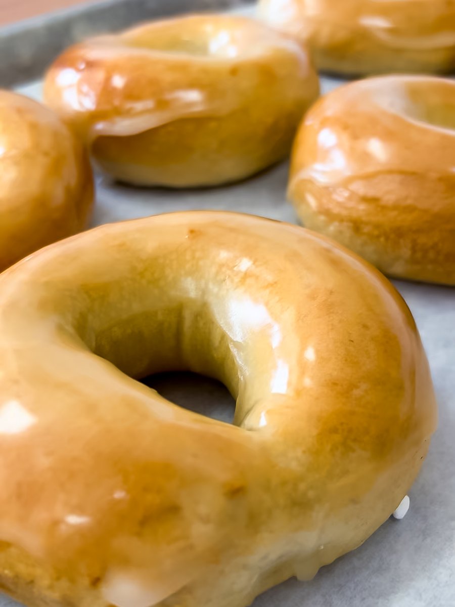 jeffsbagelrun's tweet photo. National Donut Day hates to see us coming 😜

Glazed Bagels are available tomorrow, in limited quantities. Order ahead on the app to secure yours!

#dontsleepin https://t.co/VqhTTpH542