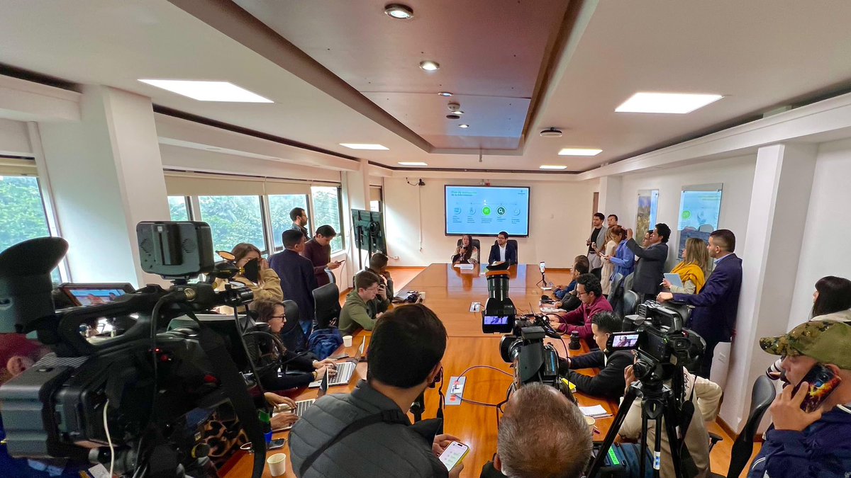 MinAmbiente Colombia (@minambienteco) on Twitter photo #AEstaHora en rueda de prensa, la ministra <a href="/LenAmazonas/">Lena Estrada Añokazi</a> y el subdirector del <a href="/IDEAMColombia/">Ideam Colombia</a>, <a href="/rayjimz/">Raymond Jimenez Arteaga</a>, presentan el boletín de alertas tempranas de deforestación del primer trimestre de 2025 y anuncian el nuevo plan territorial de contención. 🌳🇨🇴
#DíaMundialDelMedioAmbiente #AEstaHora en rueda de prensa, la ministra <a href="/LenAmazonas/">Lena Estrada Añokazi</a> y el subdirector del <a href="/IDEAMColombia/">Ideam Colombia</a>, <a href="/rayjimz/">Raymond Jimenez Arteaga</a>, presentan el boletín de alertas tempranas de deforestación del primer trimestre de 2025 y anuncian el nuevo plan territorial de contención. 🌳🇨🇴
#DíaMundialDelMedioAmbiente