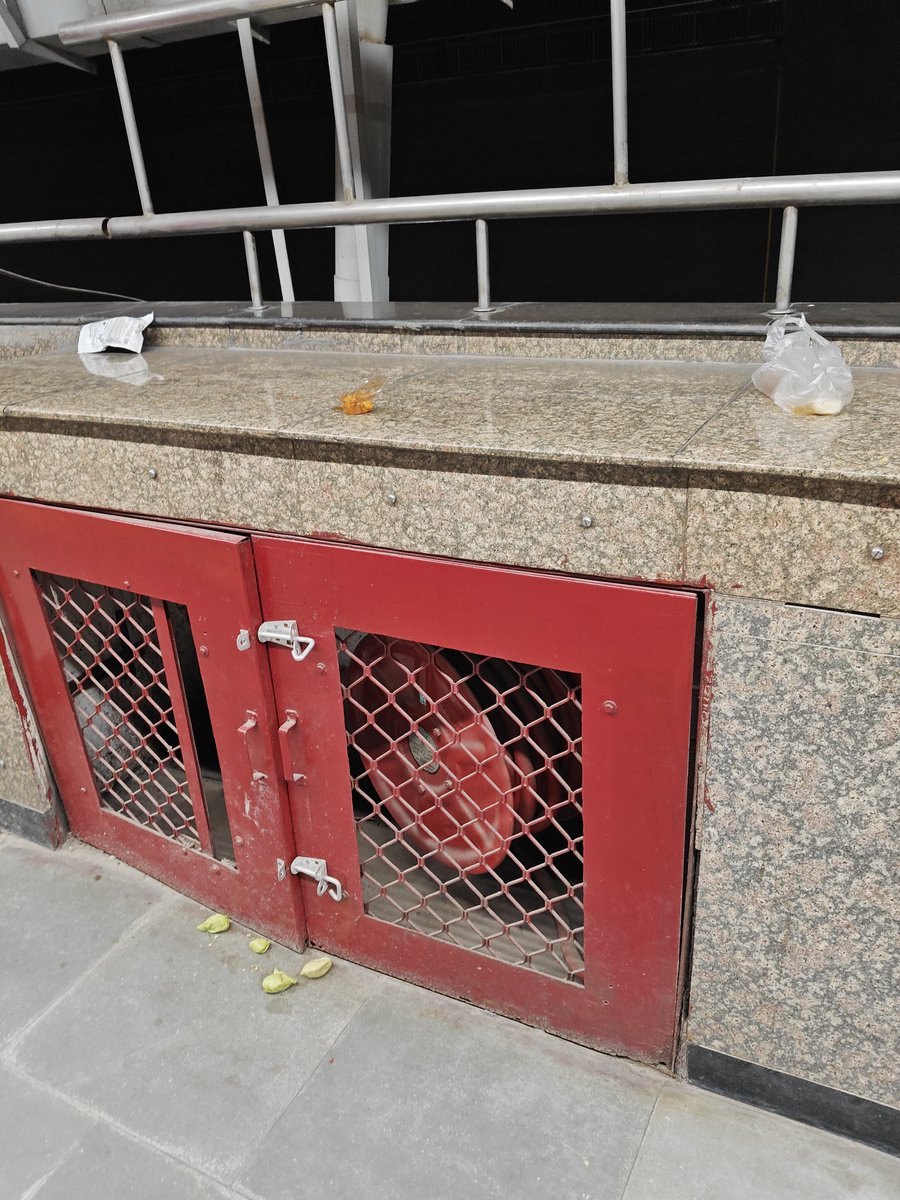 ____Praaa's tweet photo. @OfficialDMRC Please take strict action against people who create such nuisance and unhealthy atmosphere.

Location: NSP, Red Line, Towards Rithala

#delhi #delhimetro https://t.co/uImLbr64EY