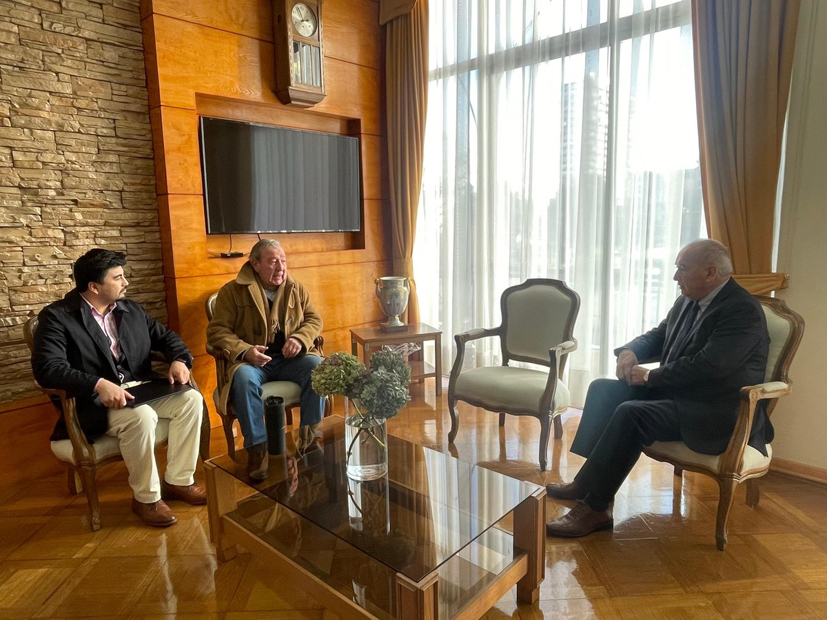 muni_osorno's tweet photo. El alcalde Jaime Bertin, recibió en audiencia al director del Comité de Adelanto Loteo Pilauco - Schwalm, instancia en la que se aclararon dudas en torno a la doble vía que considera el proyecto de Mejoramiento de la Conexión Vial del Acceso Norte a #Osorno https://t.co/OmgaUtXy2D