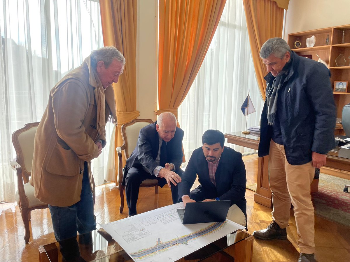 muni_osorno's tweet photo. El alcalde Jaime Bertin, recibió en audiencia al director del Comité de Adelanto Loteo Pilauco - Schwalm, instancia en la que se aclararon dudas en torno a la doble vía que considera el proyecto de Mejoramiento de la Conexión Vial del Acceso Norte a #Osorno https://t.co/OmgaUtXy2D