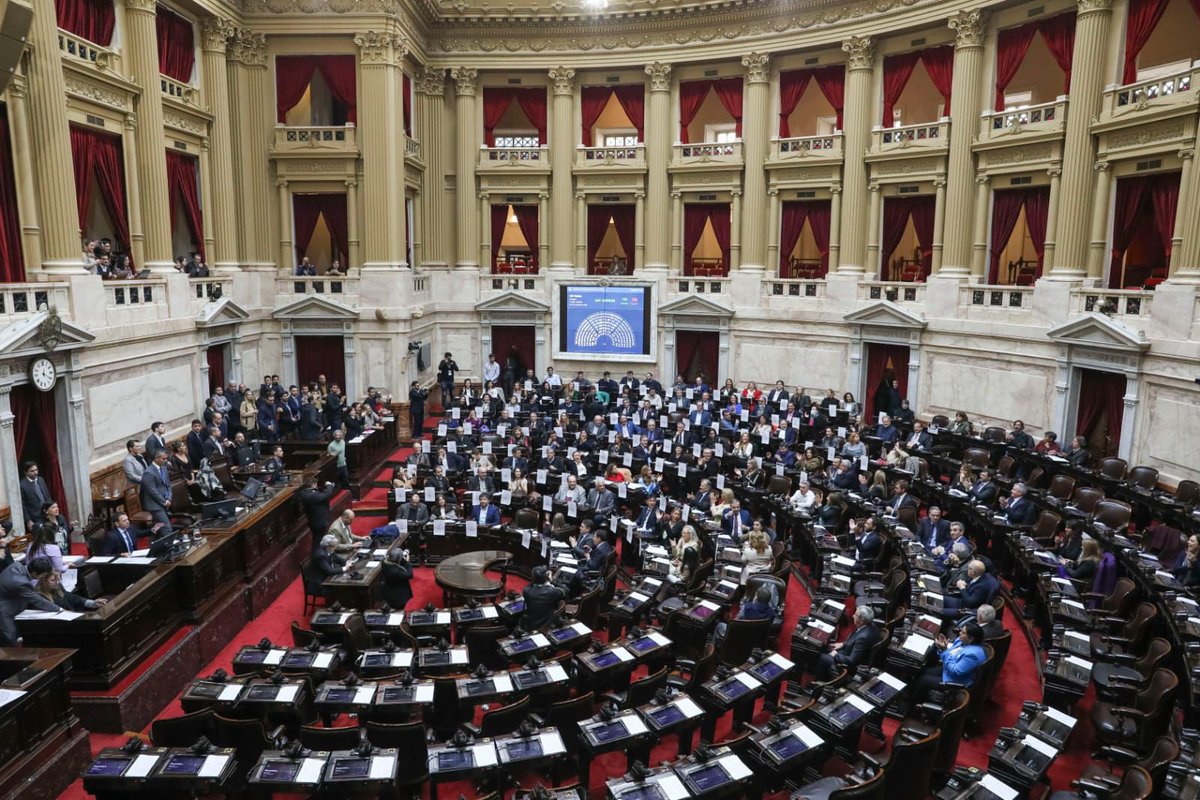 🏛️ Congreso de la Nación 

Participamos de una extensa sesión donde se debatieron temas profundamente importantes para los argentinos y argentinas.

👉🏼 Se aprobó un proyecto que propone mejorar los ingresos de nuestros jubilados y jubiladas: un aumento del 7,2%. Además, se