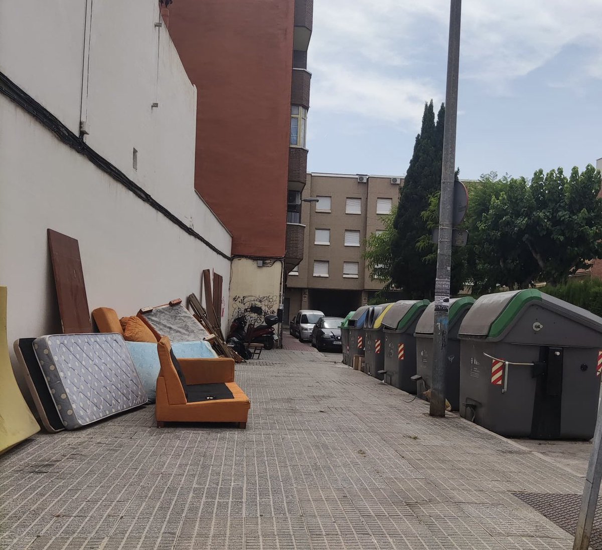 CarmMara's tweet photo. No es un punto limpio, es una calle de Murcia @AytoMurcia  y así lleva dos días.  Pero no está en el centro, no pasan turistas. No veo mi dinero de impuesto de basura invertido en las calles de mi barrio de Murcia. Una imagen lamentable @Ballesta_Murcia https://t.co/8goQtftaZK