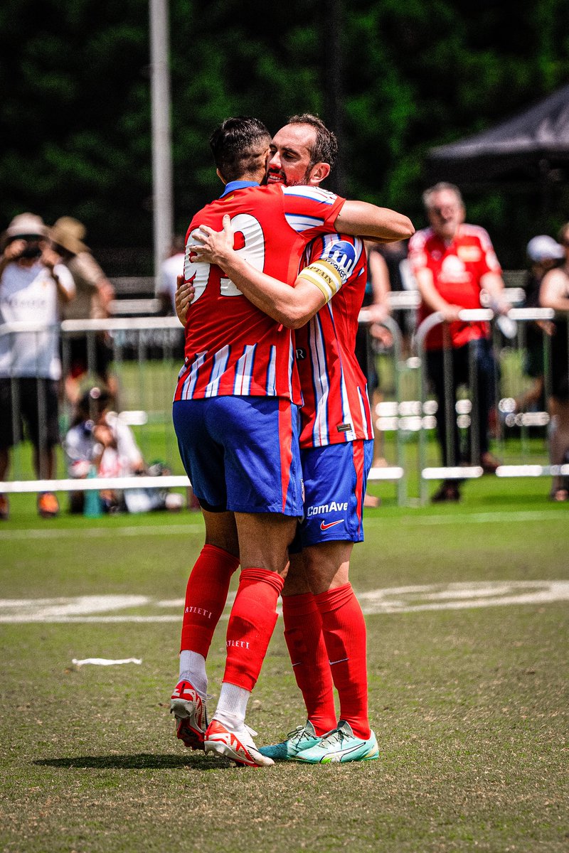 diegogodin's tweet photo. Una nueva y hermosa experiencia volviendo a vestir los colores del @Atleti! ❤️🤍 https://t.co/AVfH7qL7yV