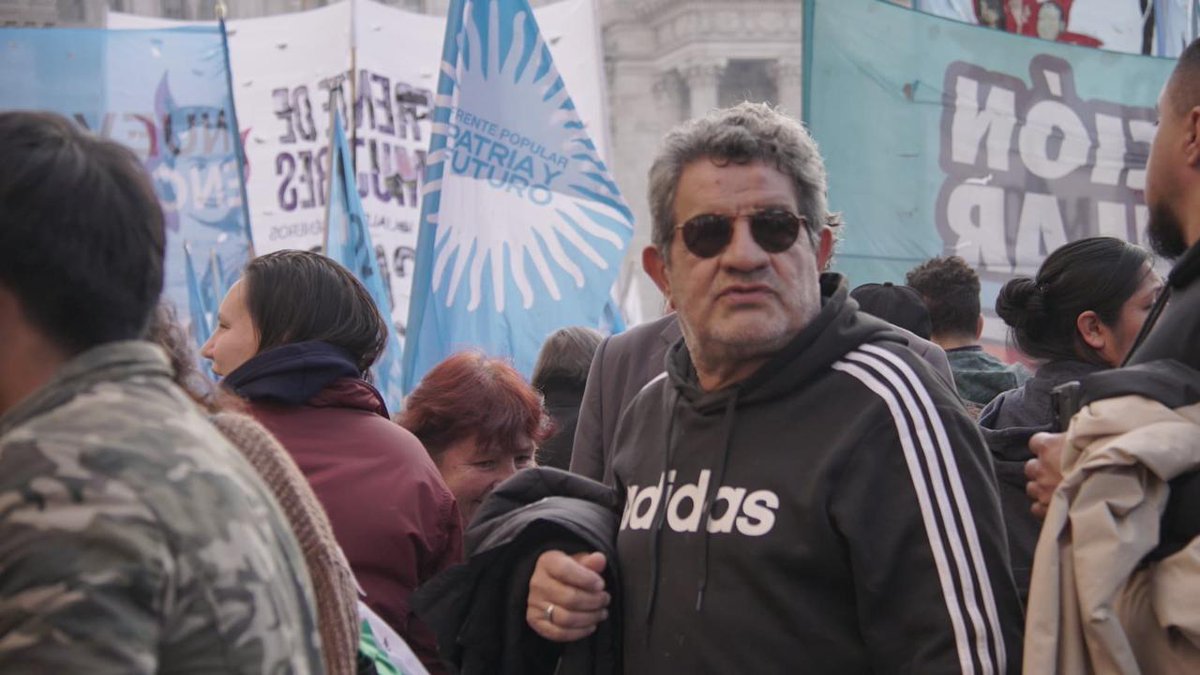 Peronismociudad's tweet photo. También marchamos junto al colectivo de discapacidad, reclamando derechos básicos, inclusión y más garantías. Y como cada miércoles, acompañamos a los jubilados que siguen reclamando una #MoratoriaYA. https://t.co/rGIV6fvoYT