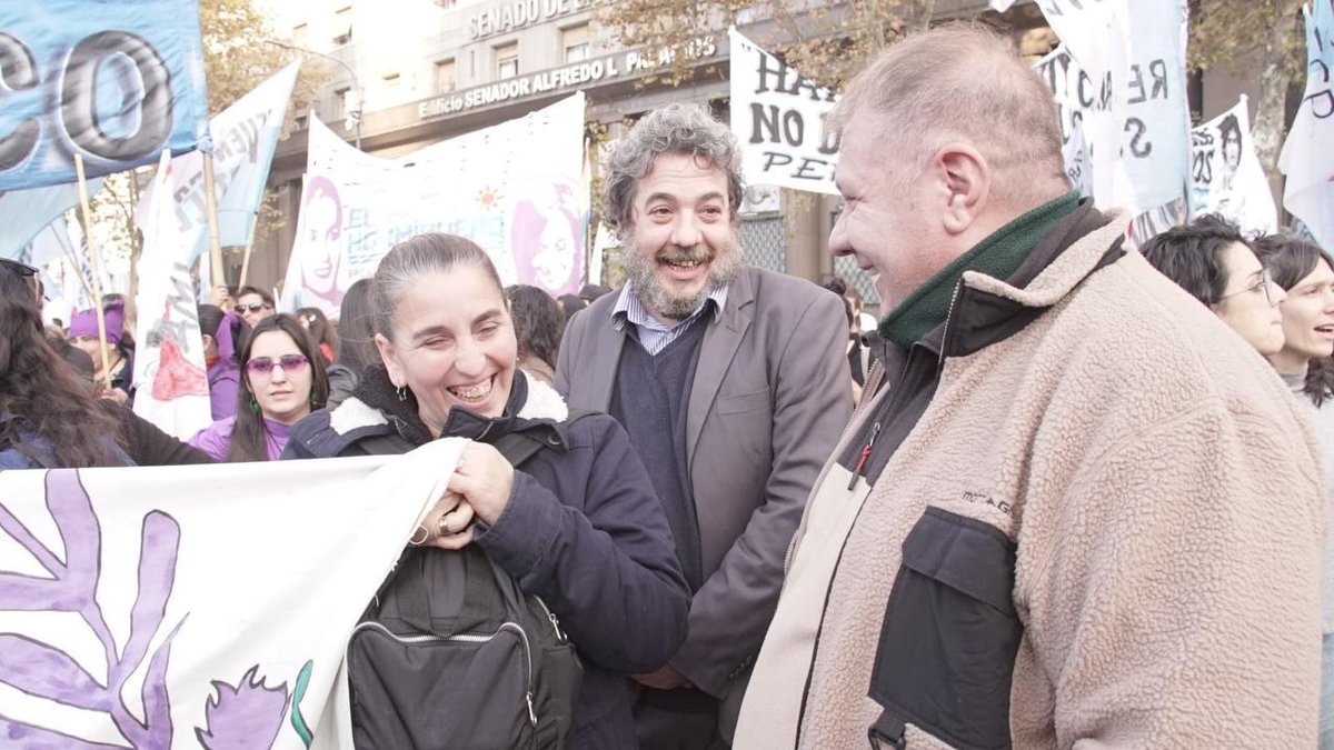 Peronismociudad's tweet photo. También marchamos junto al colectivo de discapacidad, reclamando derechos básicos, inclusión y más garantías. Y como cada miércoles, acompañamos a los jubilados que siguen reclamando una #MoratoriaYA. https://t.co/rGIV6fvoYT
