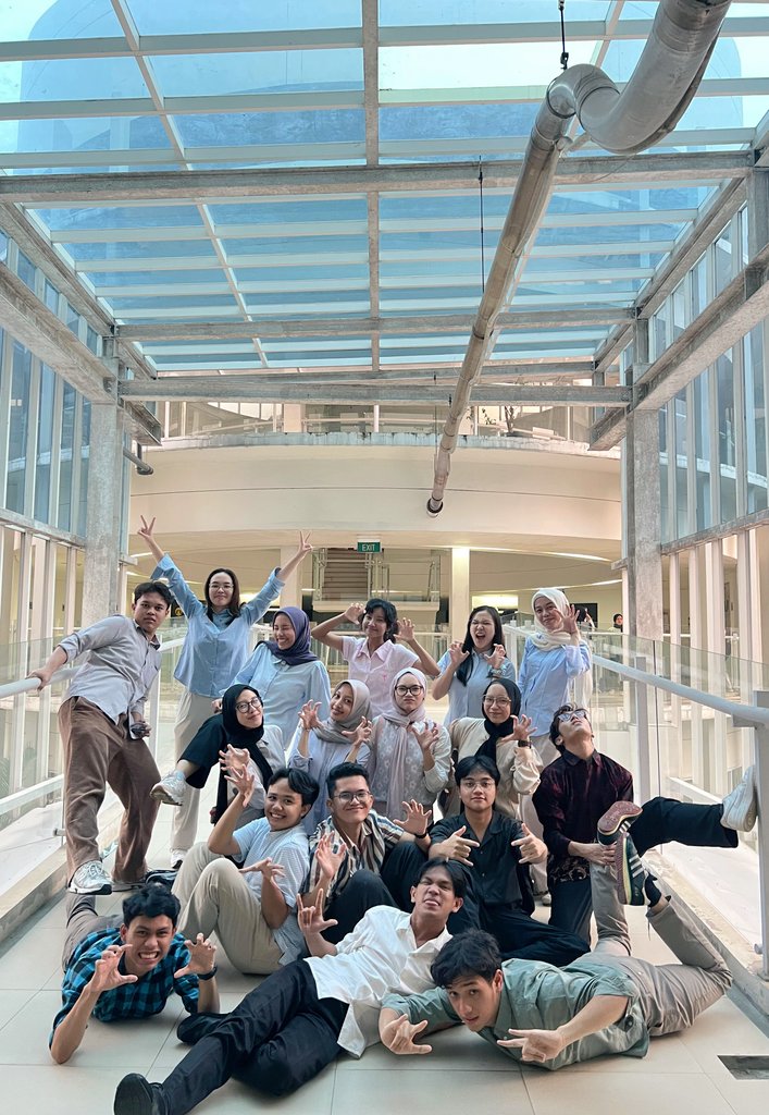 anayaxry's tweet photo. Sekeluarga besar ini pamit semester 2🙏🏻 https://t.co/vFPZI1v5AQ