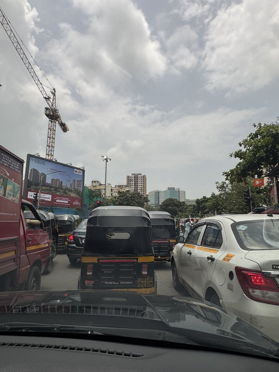 aniruddhadutta's tweet image. .@MTPHereToHelp Day2: No action taken yet. This signal near Nagri Niwara Parishad crossing in Dindoshi needs immediate attention. Unnecessary traffic jam gets created due to the countdown timer setup incorrectly
.@MumbaiPolice .@mashrujeet .@RoadsOfMumbai .@MirchiJeeturaaj j