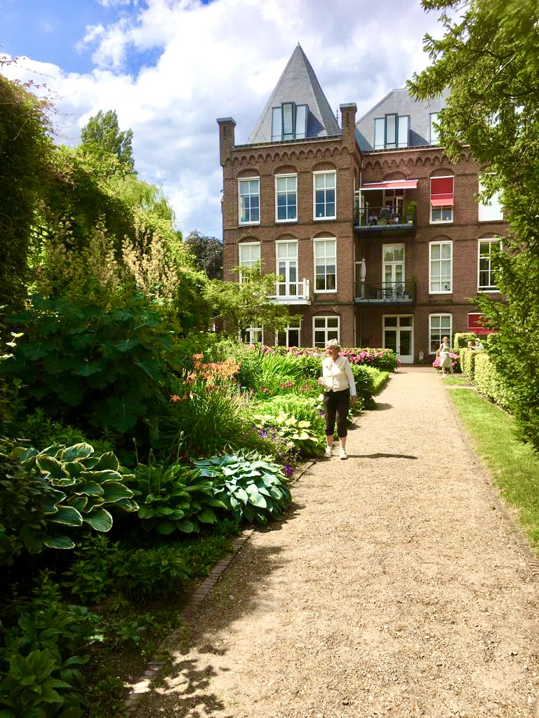 Wist je dat het katholieke St. Hieronymushuis vroeger over een enorme tuin beschikte? Daarin stond een opmerkelijk heiligenbeeld. Een in cement nagebouwde grot van Lourdes! Benieuwd naar meer? Kom 28 juni naar Open Tuinen Dag Utrecht en bezoek deze tuin! opentuinendagutrecht.nl/kaartverkoop/