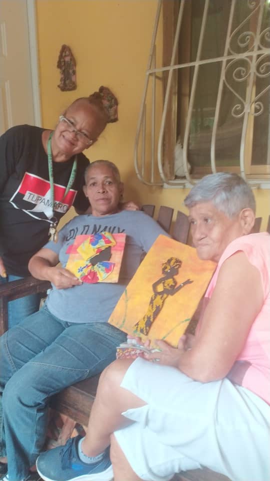🔴⚫️#Ayer Miércoles de Intercambio de saberes y experiencia de elaboración cuadros grafico y muñecas en la parroquia la Guaira sector guanape 2 , con los adultos mayores de la patria, realizado por la camarada secretaria regional de movimientos sociales
#TupamaroEjemploDeLucha