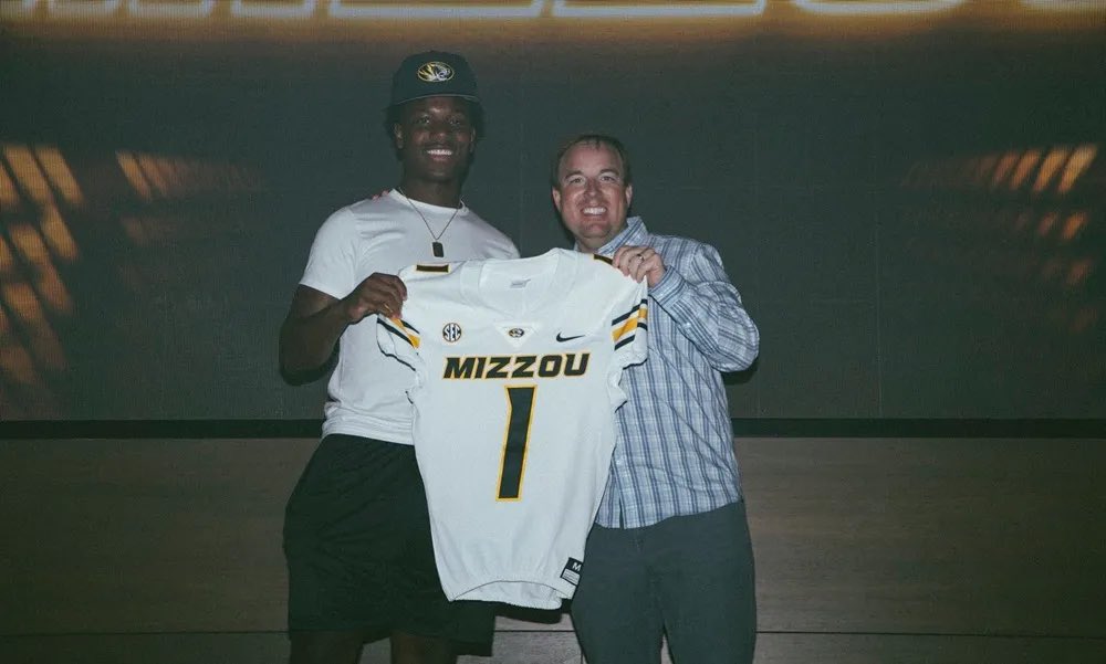 Touchdown Alabama Recruiting (@tdarecruiting) on Twitter photo Theodore 2026 LB JJ Bush <a href="/JJ_Bush251/">• Jaden "JJ" Bush •</a> is fresh off a Missouri visit and has a July 4th commitment date locked in.
Arkansas, Cincinnati and LSU also remain alive in his recruitment ahead of official visits. He talks latest with <a href="/ScoutFball/">Larry Rudolph</a>.
READ: tdalabamamag.com/2025/06/05/4-s… Theodore 2026 LB JJ Bush <a href="/JJ_Bush251/">• Jaden "JJ" Bush •</a> is fresh off a Missouri visit and has a July 4th commitment date locked in.
Arkansas, Cincinnati and LSU also remain alive in his recruitment ahead of official visits. He talks latest with <a href="/ScoutFball/">Larry Rudolph</a>.
READ: tdalabamamag.com/2025/06/05/4-s…