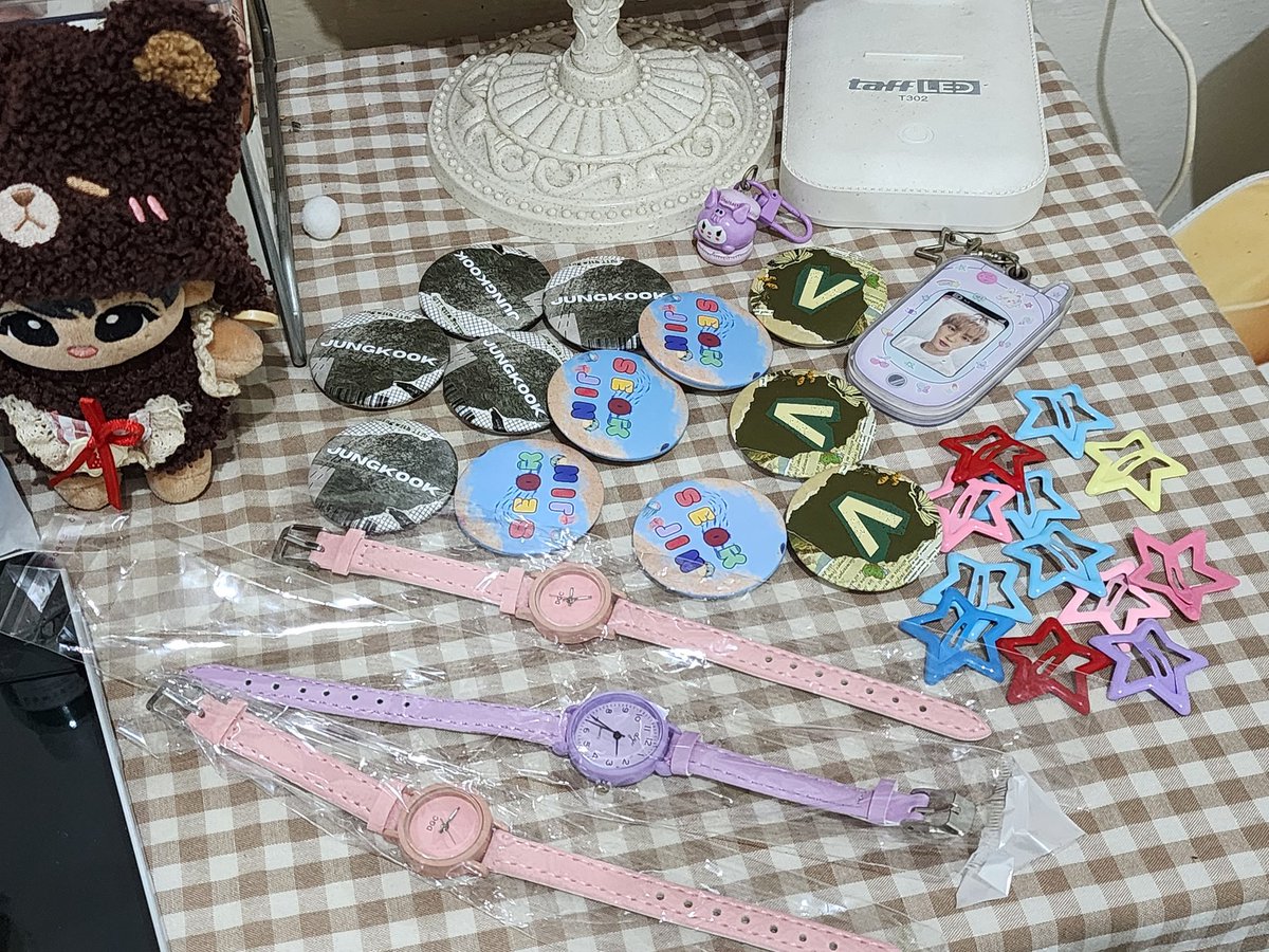 Do0yr_'s tweet photo. Share malem gni rame ga 😭

💜GIVE AWAY💜 buat ARMYDEUL menyambut datangnya uri bangtan☝🏻

Gift Pin + jam tangan + jepit rambut
Untuk 3 orang ARMY

Rules :
Rt+like sama rep dom aja💃
Ga ush fallaw ya guys,krna aku mulfan. Tpi yg mau mutualan bole💃🕺

End soon https://t.co/w3SFPQj5g8