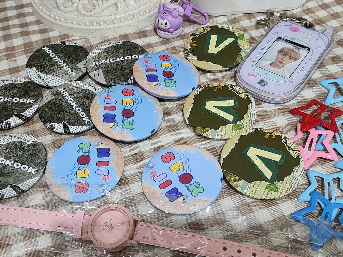 Do0yr_'s tweet photo. Share malem gni rame ga 😭

💜GIVE AWAY💜 buat ARMYDEUL menyambut datangnya uri bangtan☝🏻

Gift Pin + jam tangan + jepit rambut
Untuk 3 orang ARMY

Rules :
Rt+like sama rep dom aja💃
Ga ush fallaw ya guys,krna aku mulfan. Tpi yg mau mutualan bole💃🕺

End soon https://t.co/w3SFPQj5g8