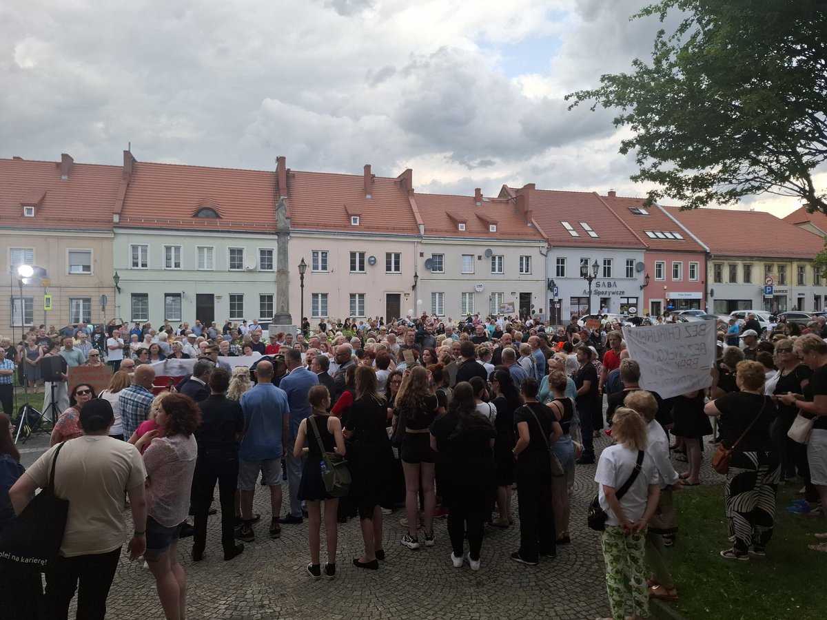 _mkonieczny's tweet image. Jesteśmy na proteście w obronie szpitala w Pyskowicach. Mieszkańcy nie mają wątpliwości, że szpital jest potrzebny. Z personelem medycznym nikt nie rozmawia. Decyzje podejmowane są ponad głowami ludzi.
