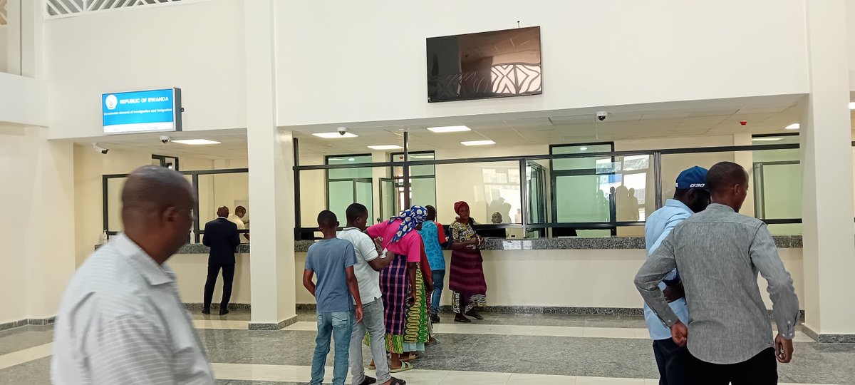 Rwandamigration's tweet image. The newly completed Rusizi II OSBP will boost cross-border socio-economic activities between 🇷🇼and the 🇨🇩. The introduction of e-gate services will expedite clearance processes, significantly reducing wait times for travelers using passports, laissez-passer, or national ID cards.
