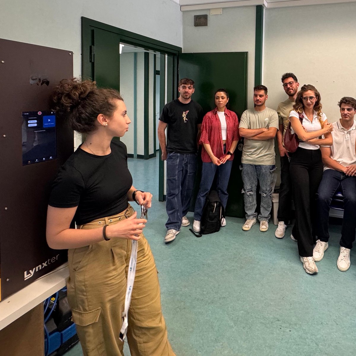 🤖🧑‍🎓 Gli studenti del corso di Robotics for Bioengineering, condotto dalla prof.ssa <a href="/FannyFicuciello/">Fanny Ficuciello</a>, in visita al Surgical Robotics Lab del PRISMA Lab.
Tecnologie e ricerca in robotica medica illustrate dal team 👥🦾