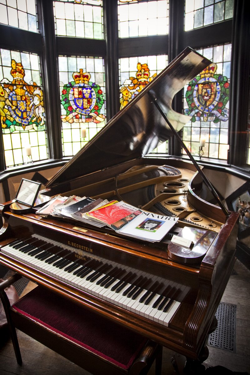 Guided tours around the hall are presented on Sundays and begin at 11am and 2pm.

samlesburyhall.co.uk/guided-tours/