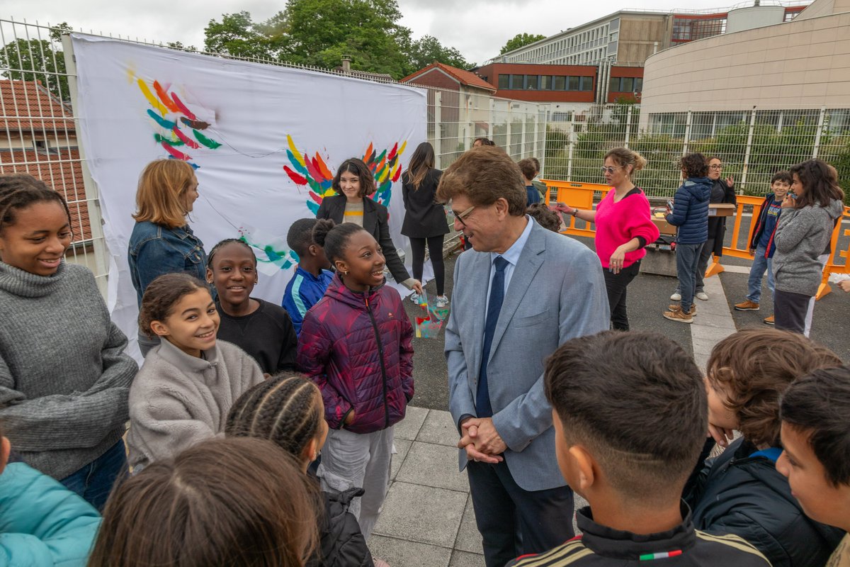Rencontres avec des parathlètes 👩‍🦽, création d'une fresque participative 🎨, ateliers handisport ⛹️️, distribution de mangas 📚..

700 écoliers et collégiens ont bénéficié d'une matinée de sensibilisation à l'#inclusion en présence du maire Yves Coscas aujourd'hui à #Clamart ❤️!