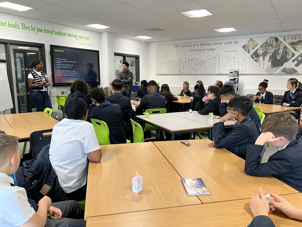 ChilternMMA's tweet image. The ‘Industry Insiders’ MMA breakfast continued this morning with Sophia and Rahul sharing insights on their EY graduate roles. Students were especially keen to hear about the apprenticeship pathways! #EYCareers #MMABreakfast #Apprenticeships