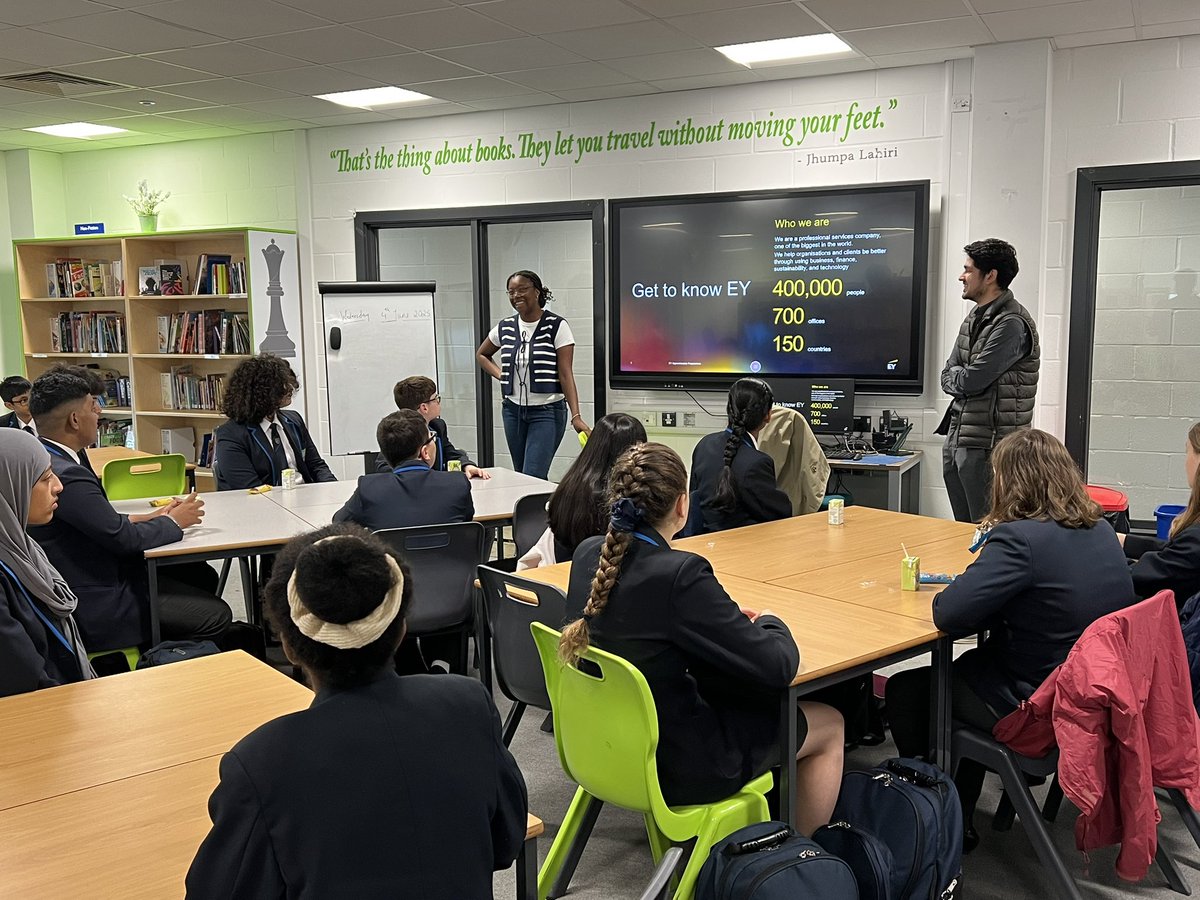 ChilternMMA's tweet image. The ‘Industry Insiders’ MMA breakfast continued this morning with Sophia and Rahul sharing insights on their EY graduate roles. Students were especially keen to hear about the apprenticeship pathways! #EYCareers #MMABreakfast #Apprenticeships