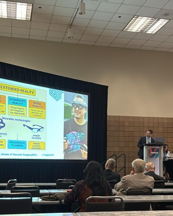 #AEstaHora En el marco del Vascular Annual Meeting, organizado por la Society for Vascular Surgery (SVS) y realizado en New Orleans LA, nuestro especialista en cirugía vascular Dr. Efrén Cantillo, presenta su trabajo de innovación sobre un sistema de entrenamiento personalizado