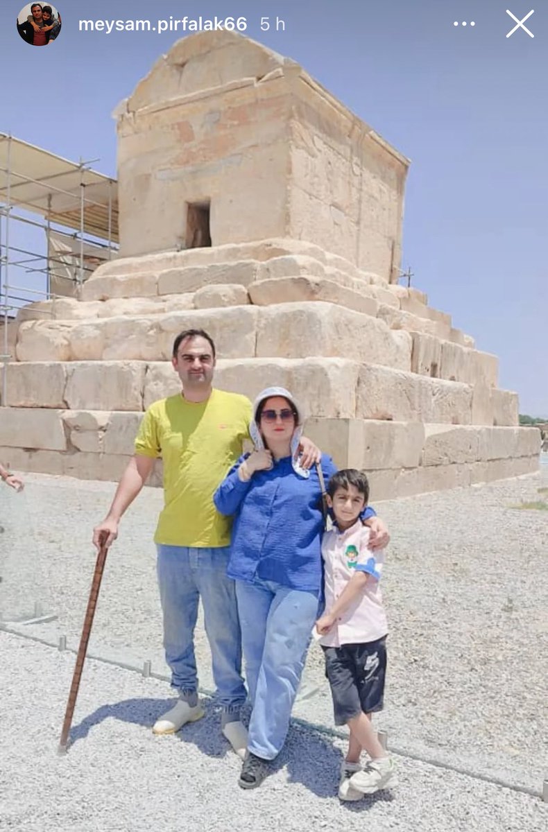 IranianPlateau's tweet photo. خانواده‌ی پیرفلک کنار آرامگاه کوروش بزرگ https://t.co/wGhabyAApf