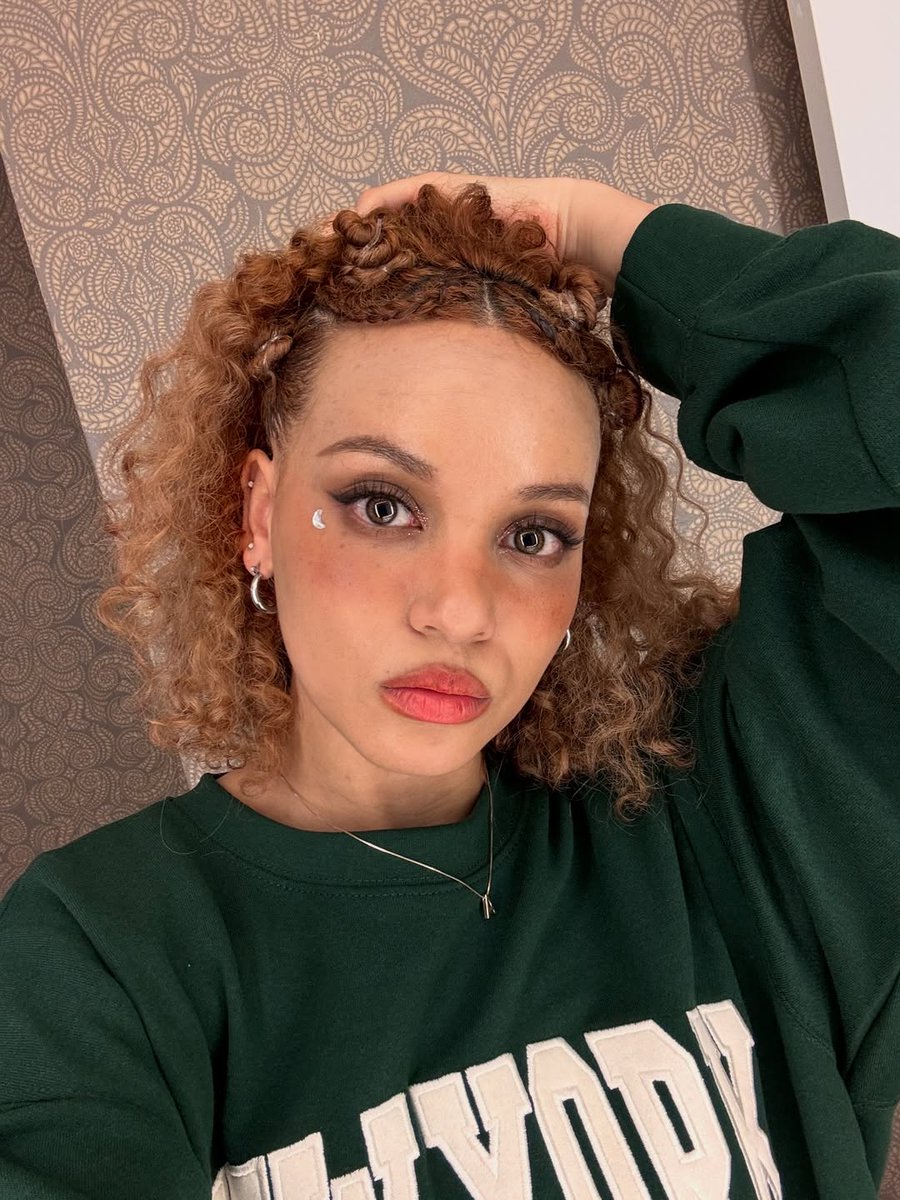 #BLACKSWAN's #NVEE still obsessed with this look