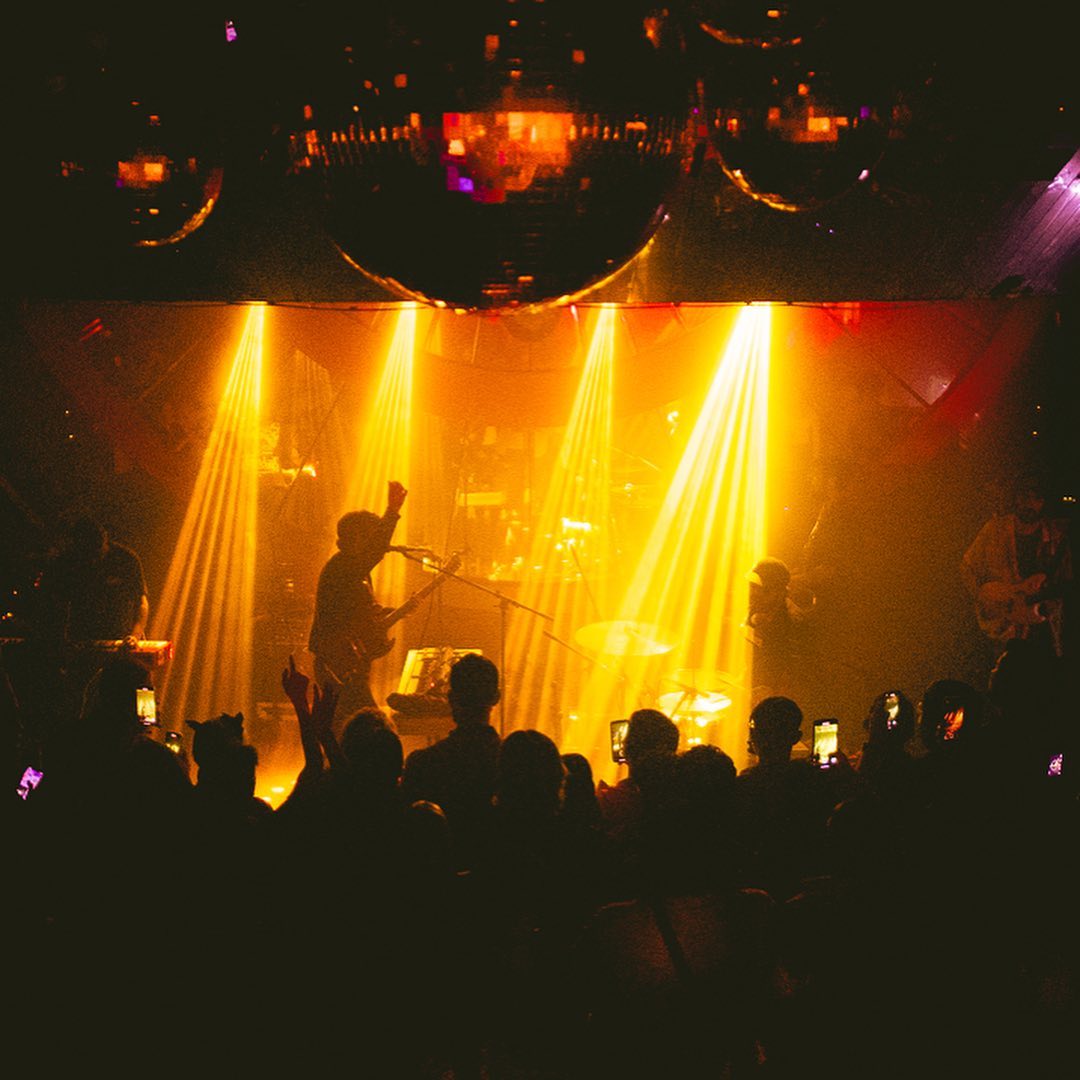 .<a href="/CLUBZCLUBZ/">CLUBZ</a> ha transformado el electropop mexicano ya varias veces. Ahora, su disco Radio Kono (2025), mezcla lo retrofuturista, la nostalgia y sonidos frescos. Pronto llevarán su visión a dos shows que capturarán su evolución artística.

Descubre más: cutt.ly/rrnORFlG