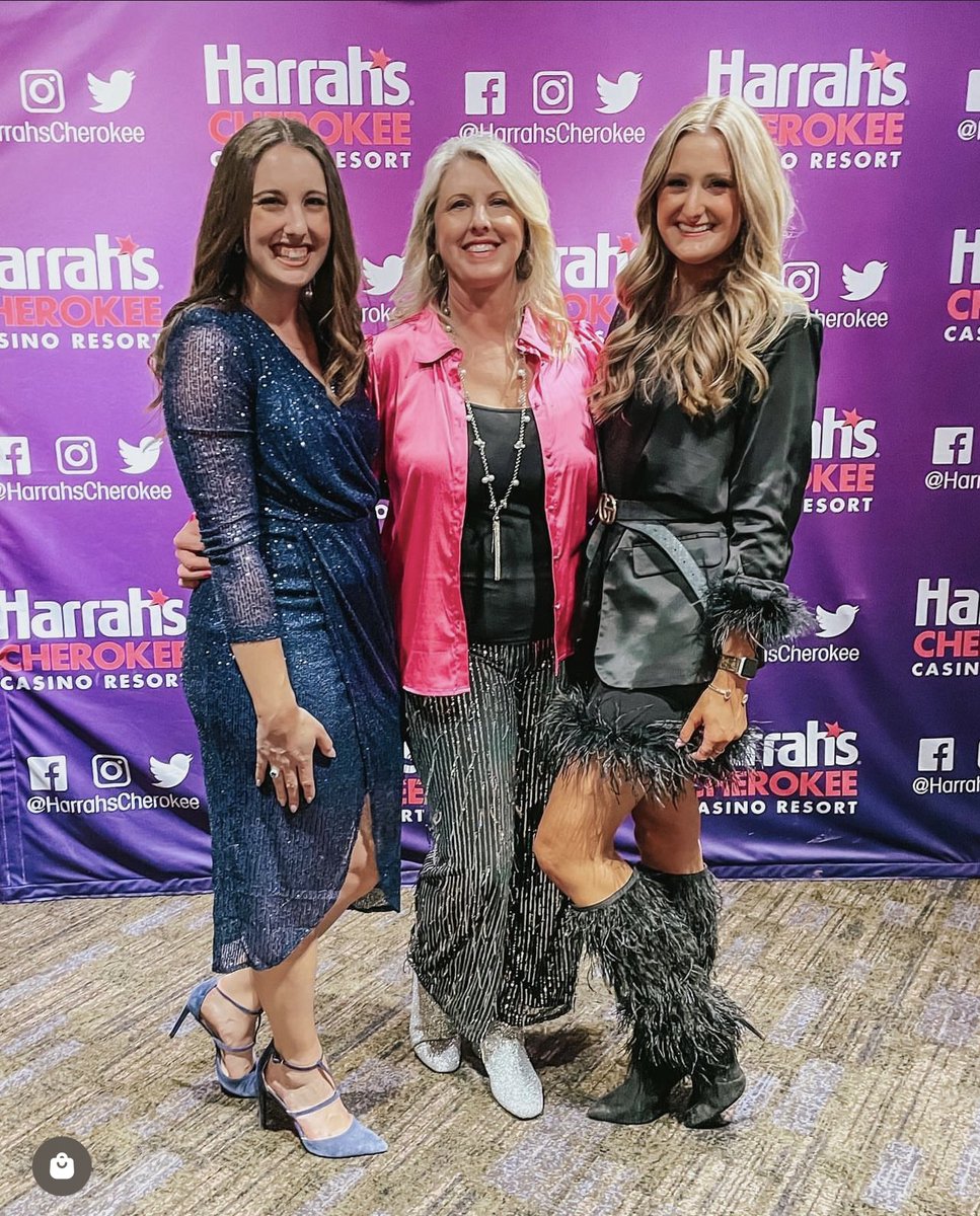 If you're reading this, it's time to book that bestie getaway you've been talking about forever!

👜&gt; bit.ly/4i5na3w 
#harrahscherokee #nationalbestfriendsday