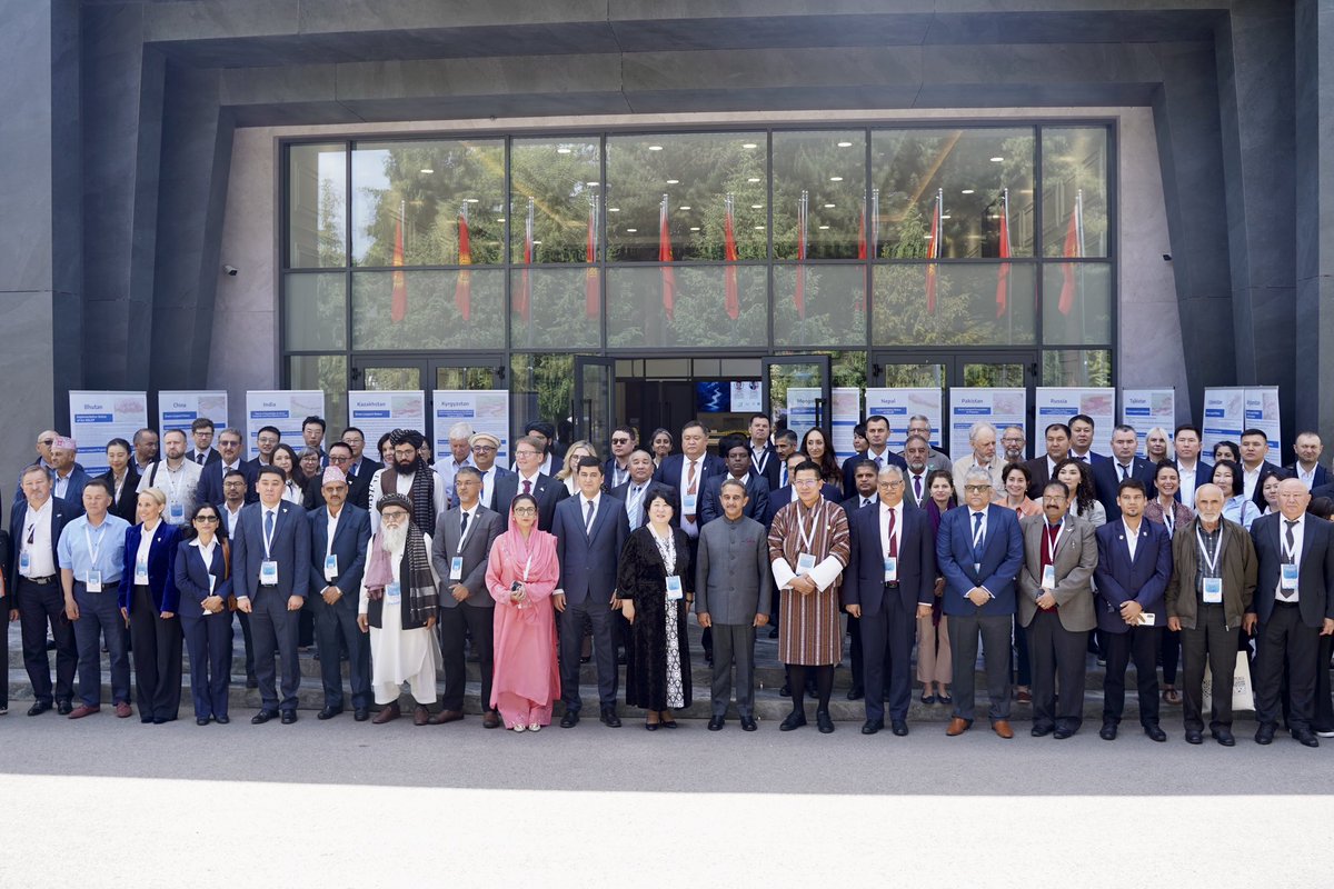 gslep_program's tweet image. 🐾🗻From the peaks of the Tien Shan to the steppes of the Pamirs — Kyrgyzstan proudly hosted the IX Steering Committee Meeting of the Global Snow Leopard &amp;amp; Ecosystem Protection Program (GSLEP) on June 5–6, 2025, in beautiful Cholpon-Ata 🇰🇬
#GSLEP #SnowLeopard