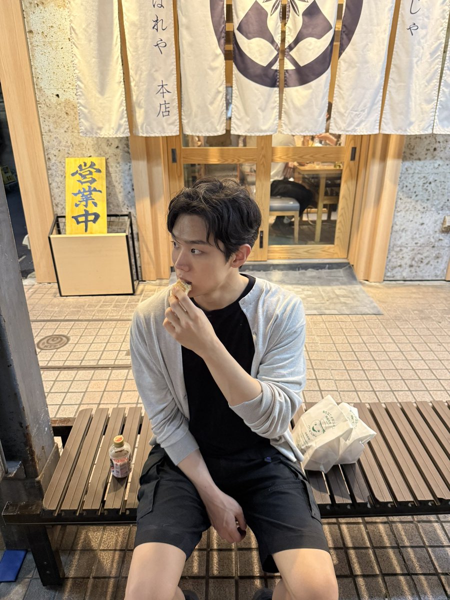 Demian_tweet's tweet photo. 도쿄 요모조모 4 메론빵먹기는 일본가면 제가 꼭 하는 취미에여 https://t.co/UhodMA1GaK