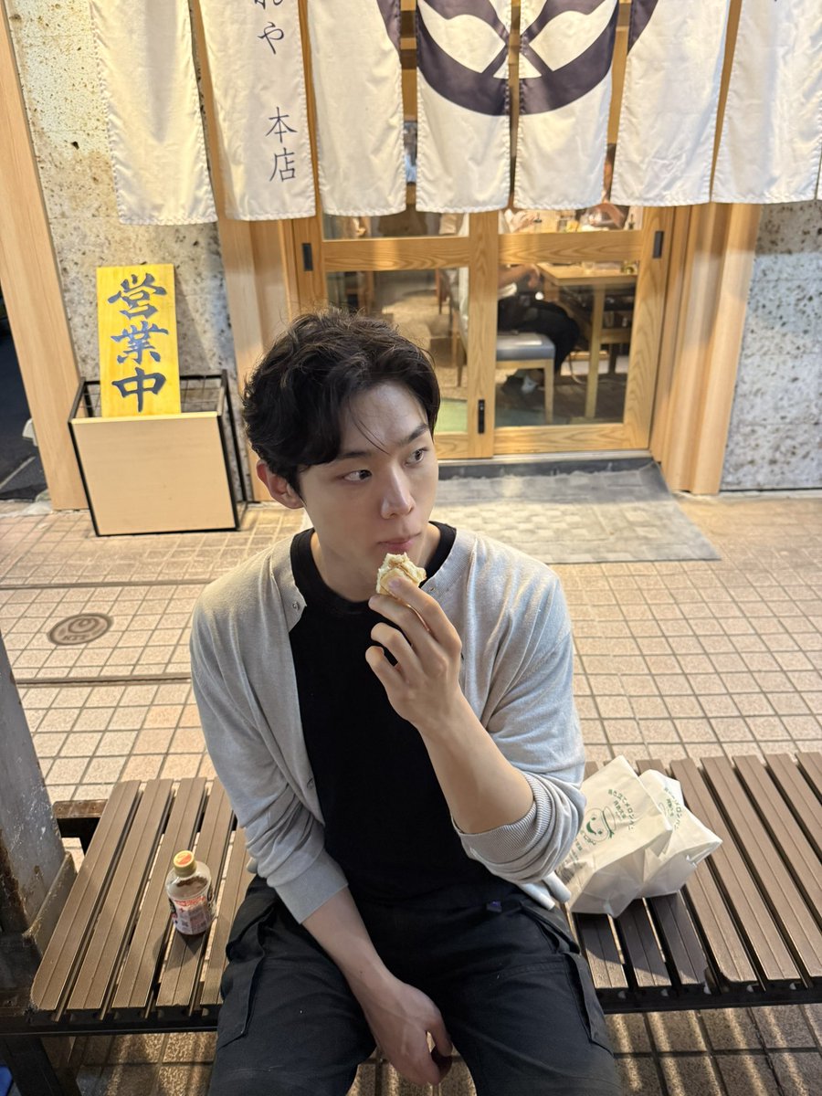 Demian_tweet's tweet photo. 도쿄 요모조모 4 메론빵먹기는 일본가면 제가 꼭 하는 취미에여 https://t.co/UhodMA1GaK