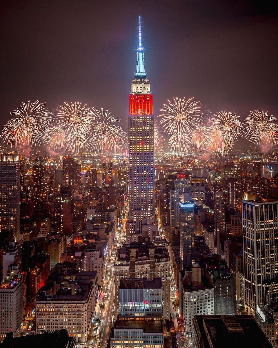 EmpireStateBldg's tweet photo. Visit the Empire State Building this July 4th for an unforgettable evening of panoramic views, live music, unlimited food and drink, and dazzling fireworks.

📷: 212sid/IG 

Get tickets here: https://t.co/9BraOIKi8X https://t.co/LhilnkMG38