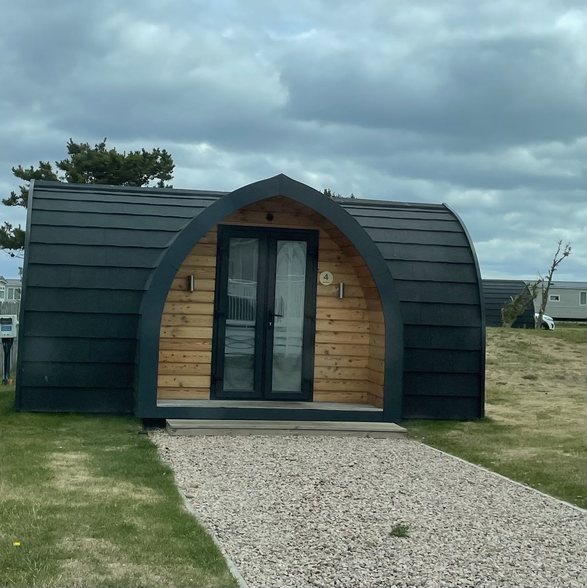 jxbruce's tweet image. after 4 nights in tent in wind, a camping pod feels like The Savoy