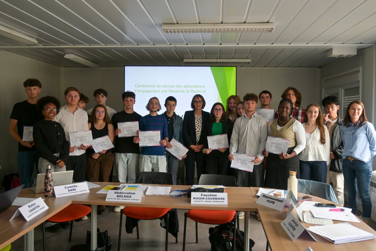 aclimoges's tweet image. La rectrice de l'@aclimoges, Valérie Baglin-Le Goff assiste au dernier séminaire du #CAVL, aux côtés des 18 élus lycéens et de leurs suppléants.
Un temps d’échange, conclu par la remise des attestations d’engagement à chacun des lycéens.
Merci aux élus et à @davl_limoges👏