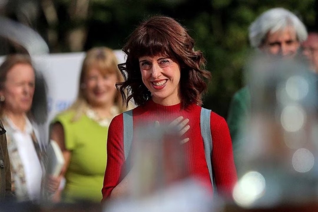 "Los teléfonos nos silencian más a menudo que nosotros a ellos. Mientras nuestros dedos escriben hipnotizados a un rostro lejano, no miramos a quienes nos rodean: estamos desperdiciando experiencias, protagonizando huidas fallidas".

Irene Vallejo.